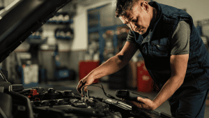 Mecânico arrumando carro na oficina